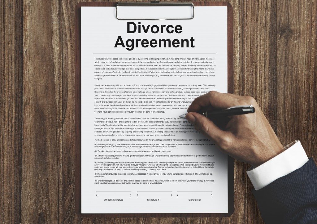 man signing divorce agreement